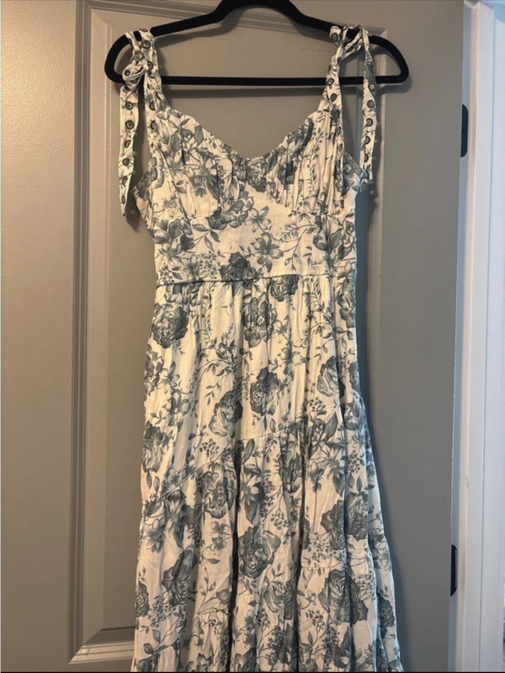 Francesca's Collections White and Blue Floral Tie-Shoulder Maxi Dress